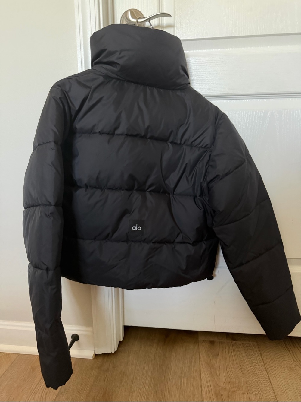 ALO Yoga Gold Rush black Cropped Puffer NWT - Picture 6 of 14
